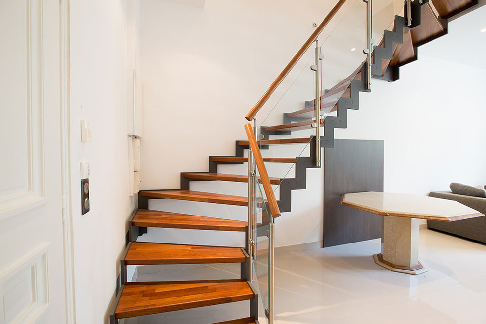Imagen de escalera clásica renovada con escalones de madera
