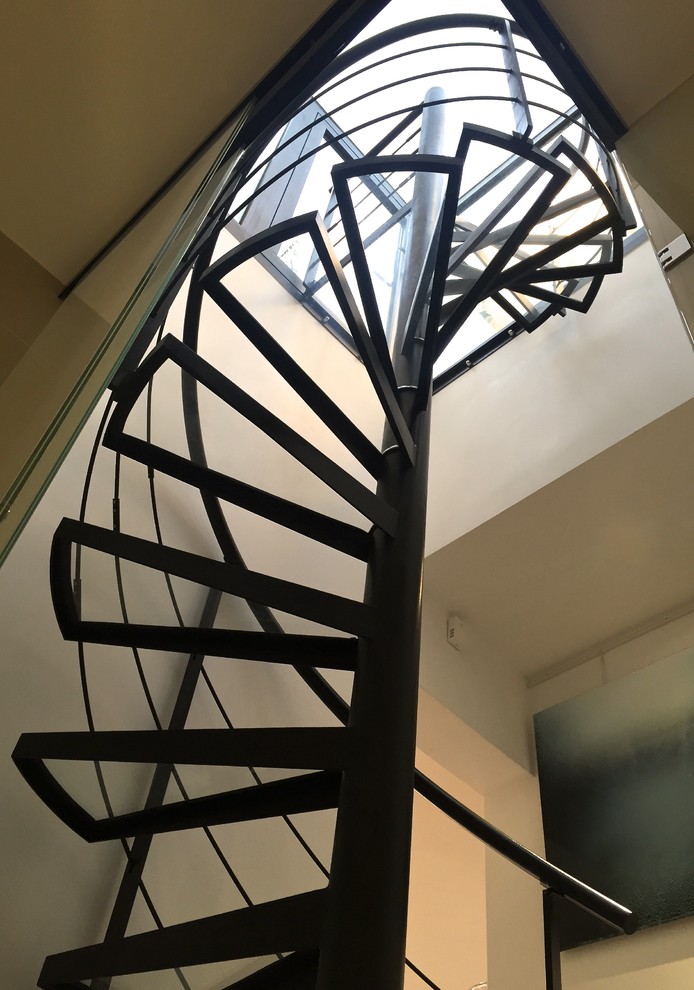 Пример оригинального дизайна: винтовая лестница в современном стиле с стеклянными ступенями без подступенок