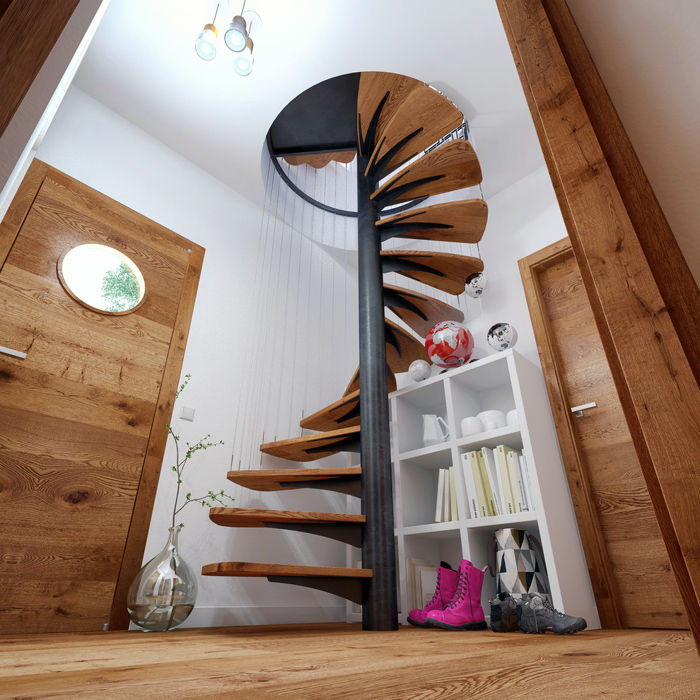 Réalisation d'un grand escalier hélicoïdal design avec des marches en bois.