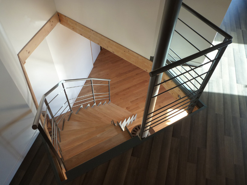Exemple d'un petit escalier tendance en L avec des marches en bois.