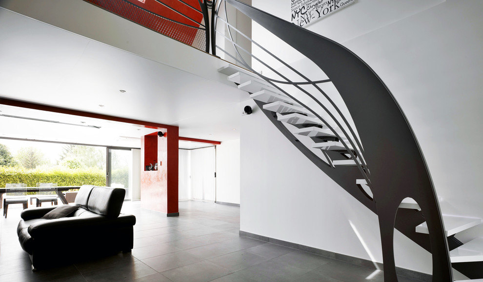 Свежая идея для дизайна: изогнутая лестница в современном стиле без подступенок - отличное фото интерьера