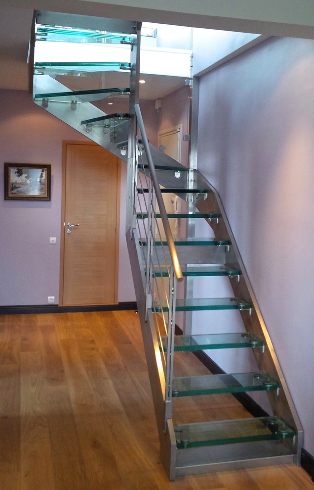 Foto på en funkis u-trappa i glas, med öppna sättsteg