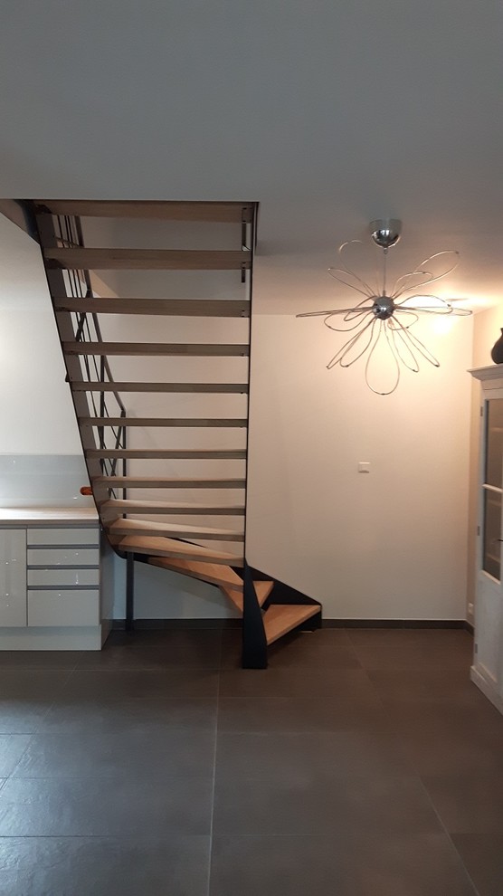 Ejemplo de escalera en L actual sin contrahuella con escalones de madera