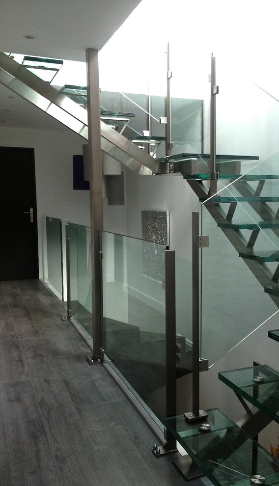 Ejemplo de escalera en U actual sin contrahuella con escalones de vidrio