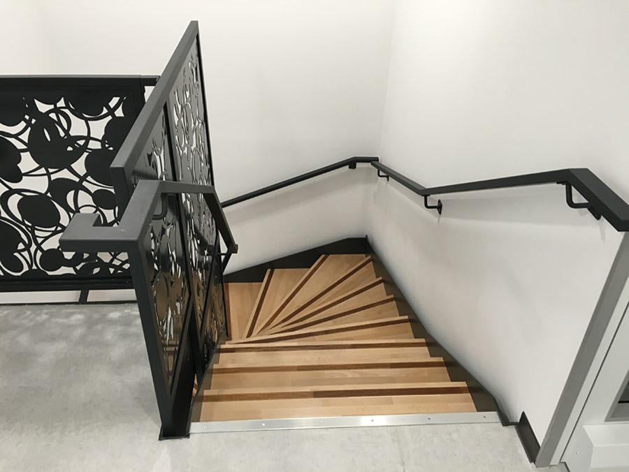 Idée de décoration pour un escalier urbain avec des marches en bois.