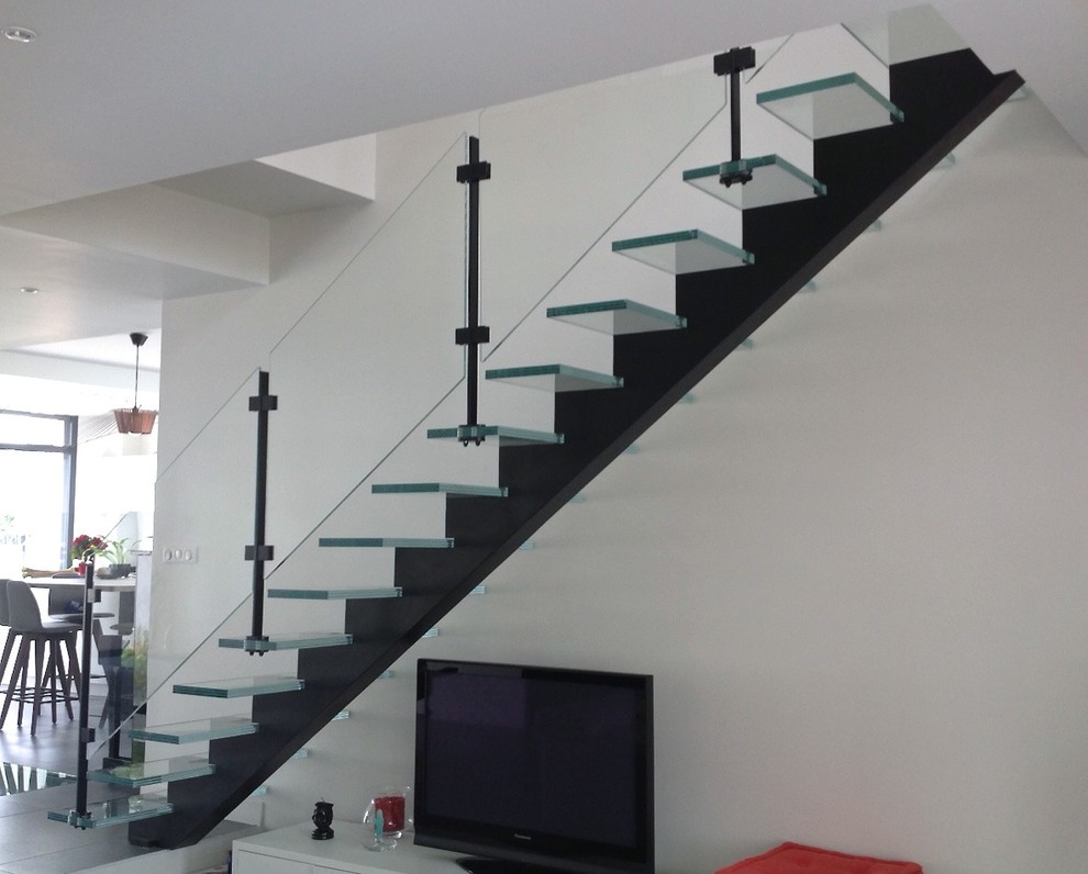 Cette photo montre un escalier sans contremarche droit tendance avec des marches en verre.