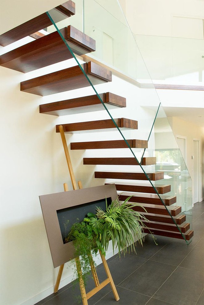Idées déco pour un escalier flottant moderne avec des marches en bois.