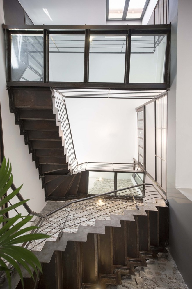 На фото: прямая лестница в стиле лофт с бетонными ступенями с