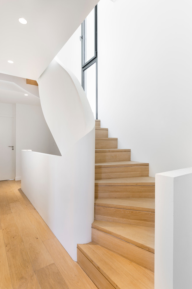 Inspiration for a modern wood l-shaped staircase in Rennes with wood risers.
