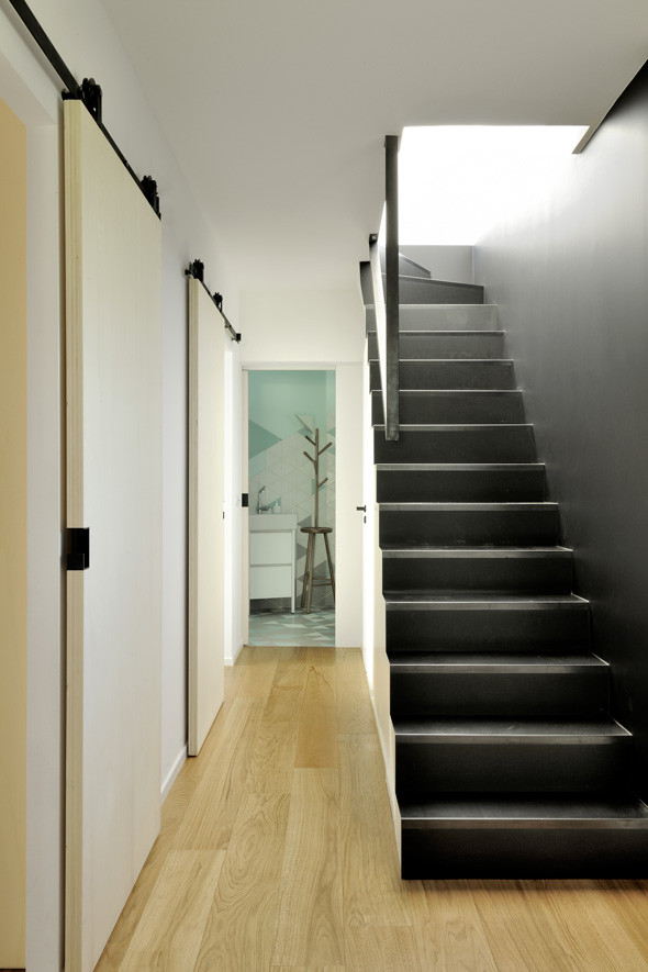 Ejemplo de escalera recta actual de tamaño medio con escalones de metal, contrahuellas de madera pintada y barandilla de metal