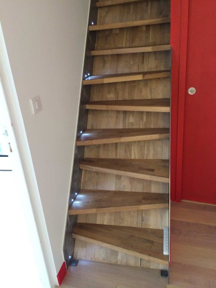 Diseño de escalera recta actual con escalones de madera y contrahuellas de madera