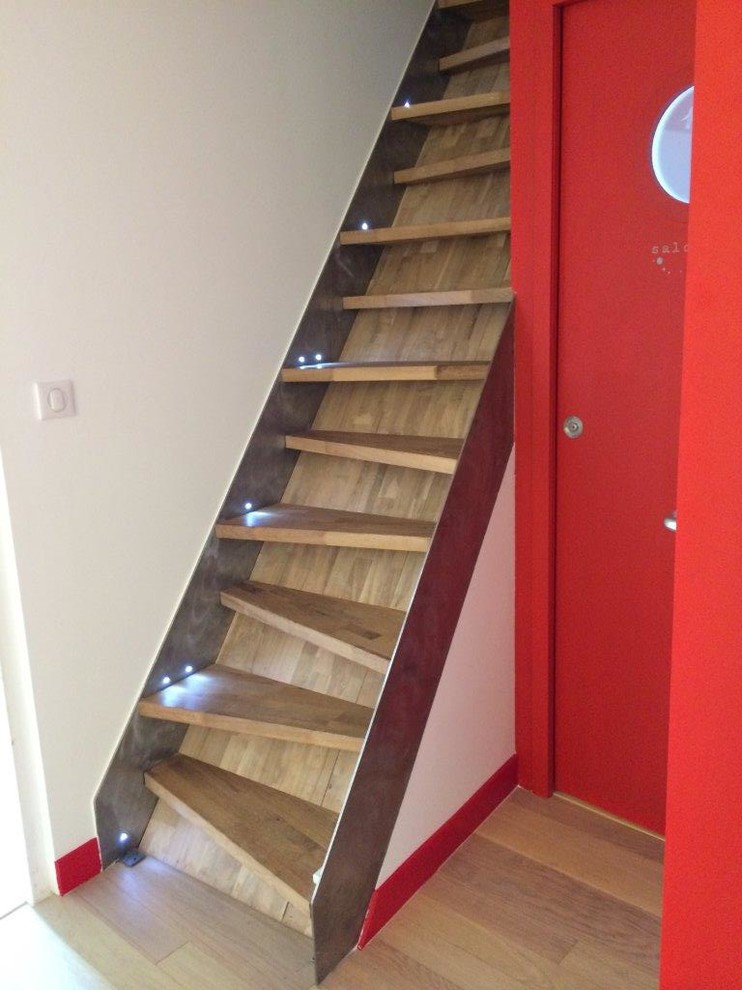 Источник вдохновения для домашнего уюта: прямая деревянная лестница в современном стиле с деревянными ступенями
