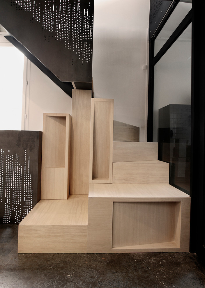 Пример оригинального дизайна: п-образная деревянная лестница среднего размера в современном стиле с деревянными ступенями