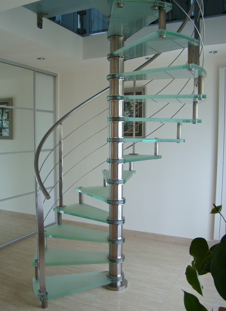 Modelo de escalera de caracol contemporánea sin contrahuella con escalones de vidrio
