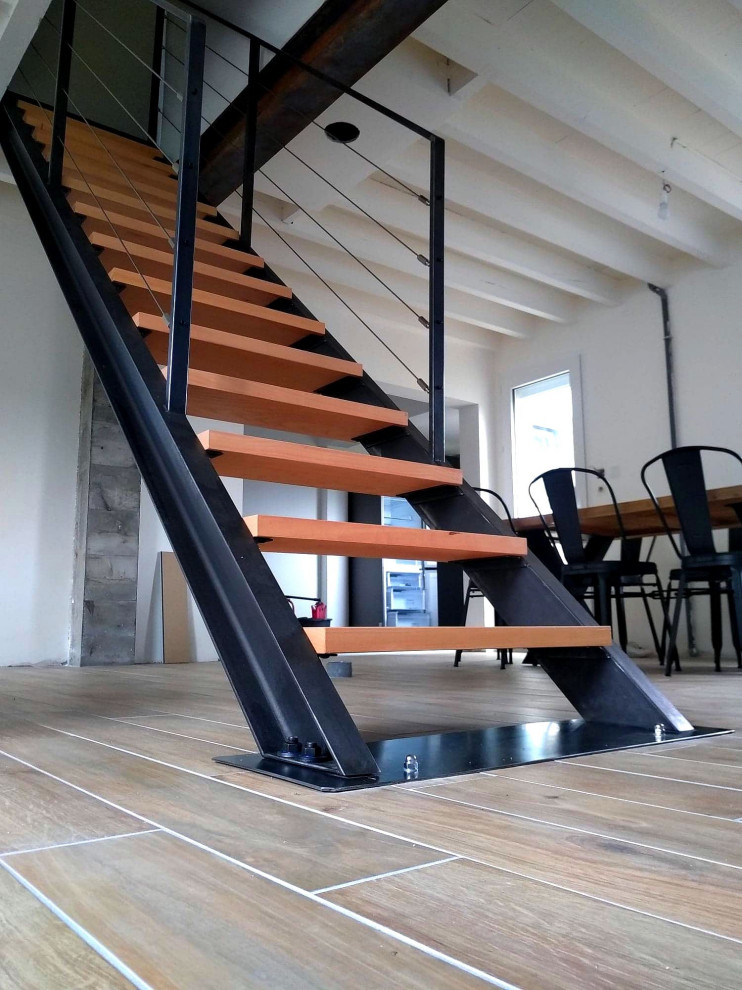 Diseño de escalera recta industrial de tamaño medio con barandilla de metal