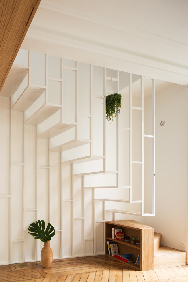 Cette image montre un escalier sans contremarche flottant design avec des marches en métal.