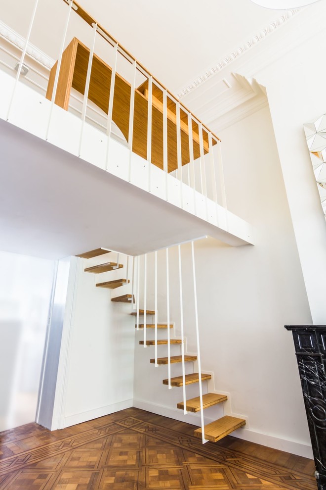 Diseño de escalera en L contemporánea con escalones de madera y barandilla de metal