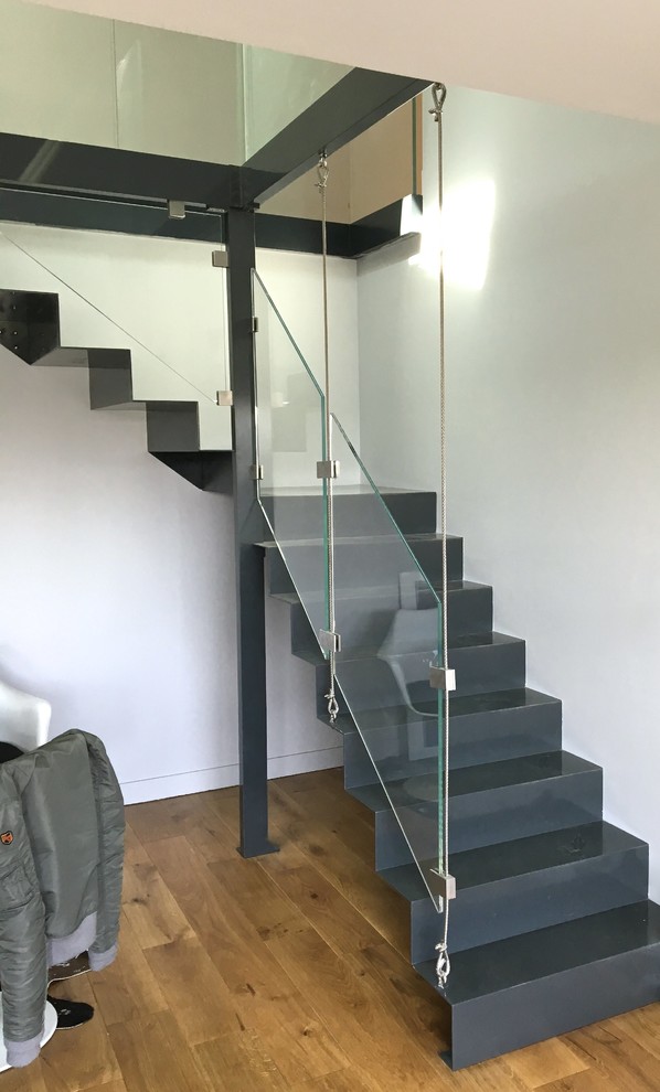 Example of a trendy metal l-shaped staircase design in Paris with metal risers
