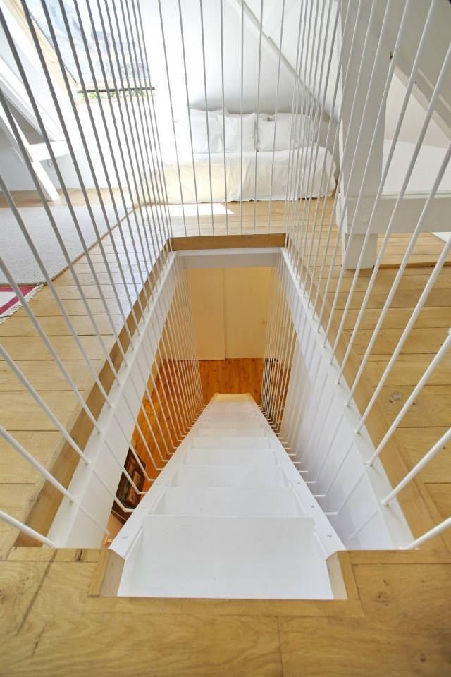 Cette image montre un escalier droit design de taille moyenne avec des marches en métal.