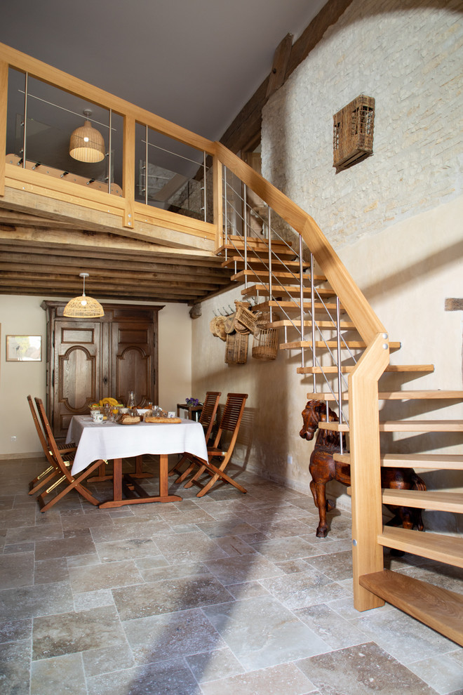 Источник вдохновения для домашнего уюта: угловая лестница в средиземноморском стиле с деревянными ступенями и перилами из смешанных материалов без подступенок