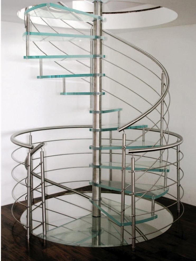 Ejemplo de escalera de caracol minimalista grande sin contrahuella con escalones de vidrio