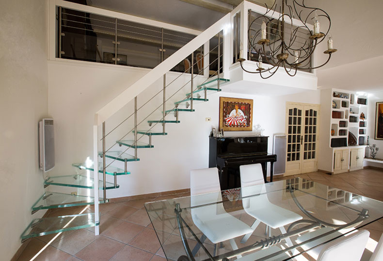 Cette image montre un escalier design avec des marches en verre.