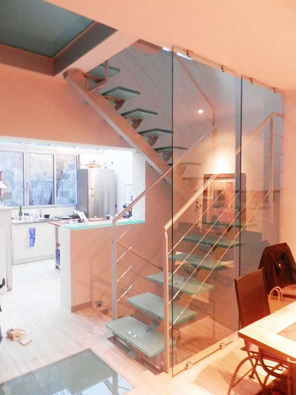 Große Moderne Glastreppe in U-Form mit offenen Setzstufen und Drahtgeländer in Paris