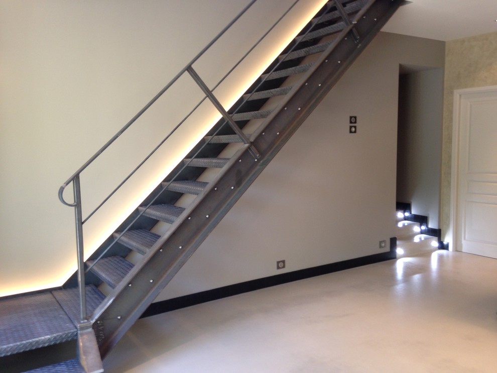Staircase - contemporary staircase idea in Dijon