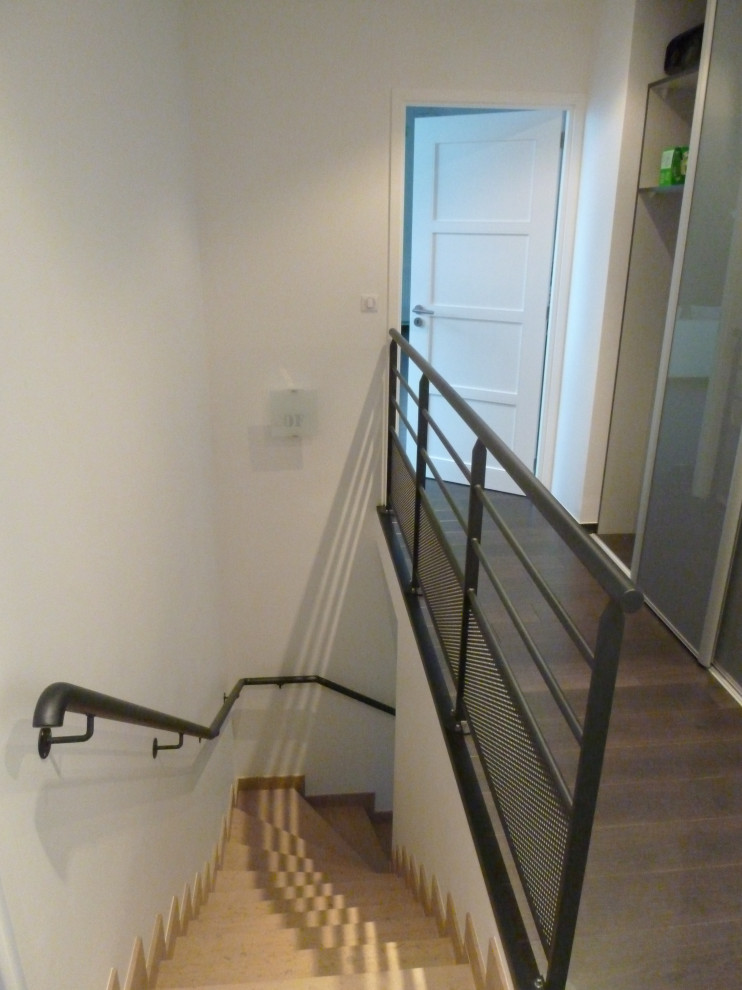 Идея дизайна: угловая лестница в классическом стиле с ступенями из известняка и металлическими перилами