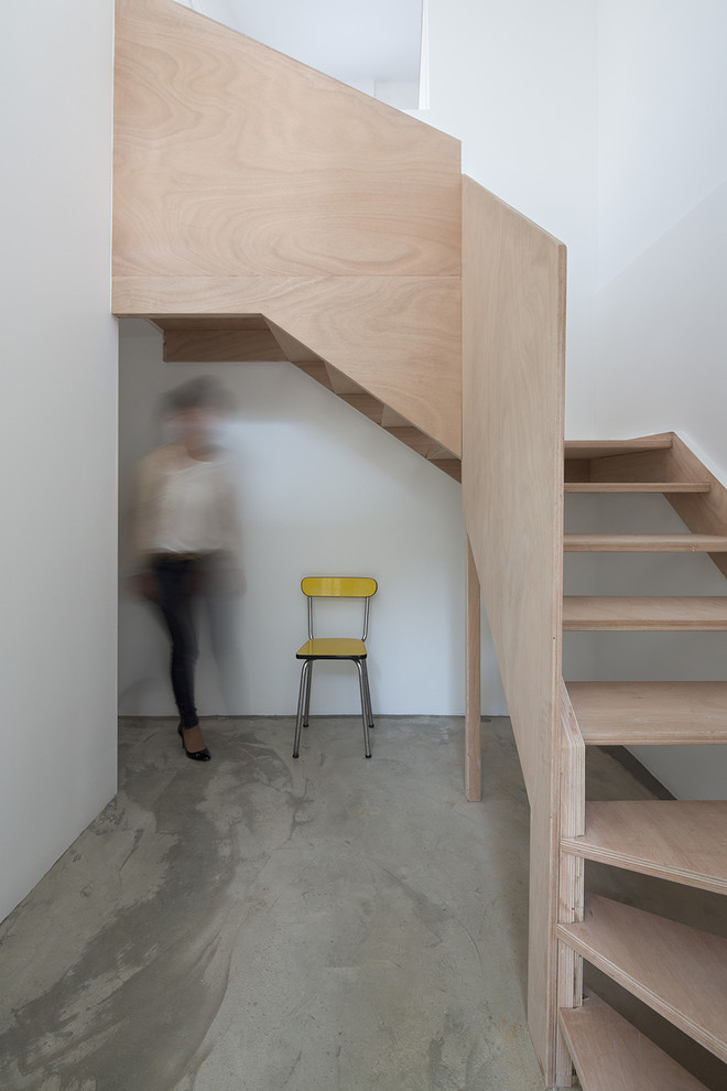 Свежая идея для дизайна: изогнутая лестница среднего размера в современном стиле с деревянными ступенями без подступенок - отличное фото интерьера
