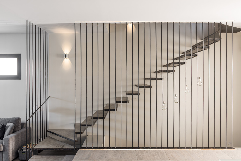 Schwebende Moderne Treppe mit offenen Setzstufen in Paris