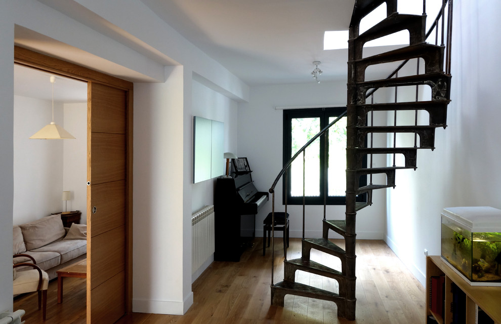 Источник вдохновения для домашнего уюта: маленькая винтовая металлическая лестница в стиле ретро с металлическими ступенями и металлическими перилами для на участке и в саду