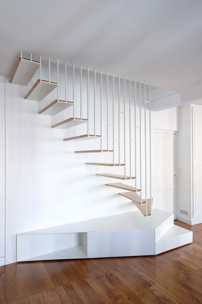 Cette image montre un escalier sans contremarche droit design avec des marches en bois et un garde-corps en métal.