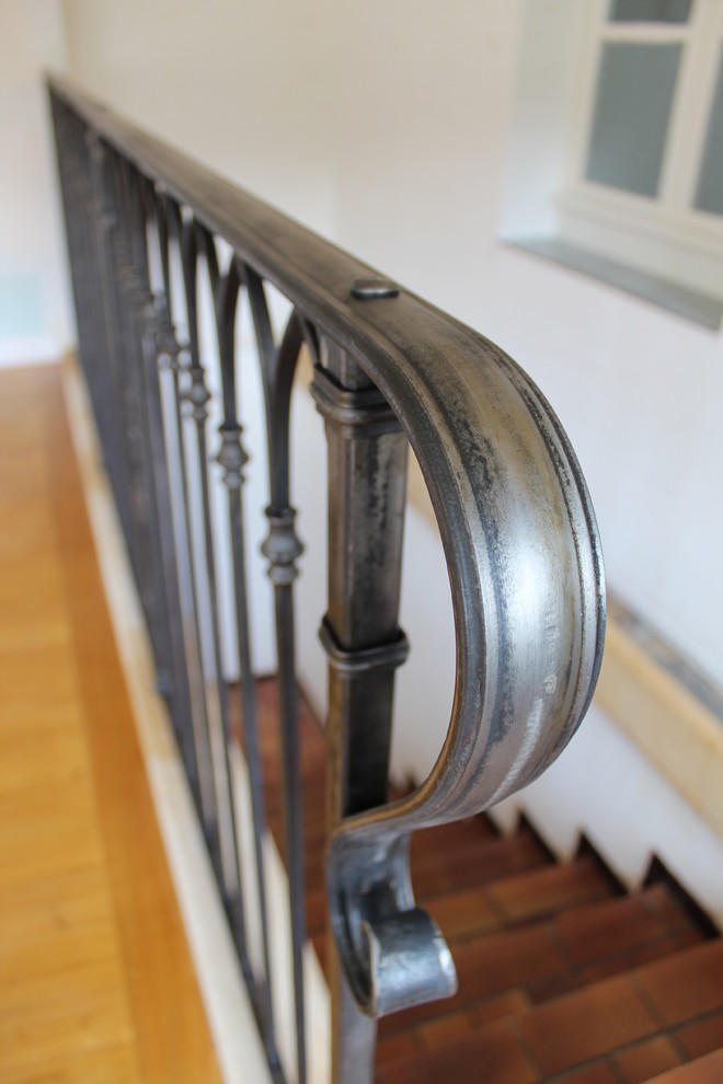 На фото: п-образная металлическая лестница среднего размера в стиле неоклассика (современная классика) с металлическими ступенями