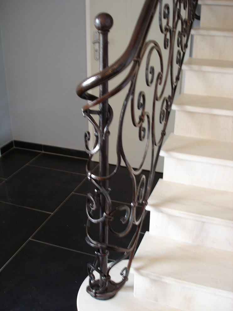 Diseño de escalera recta tradicional renovada de tamaño medio con escalones de hormigón