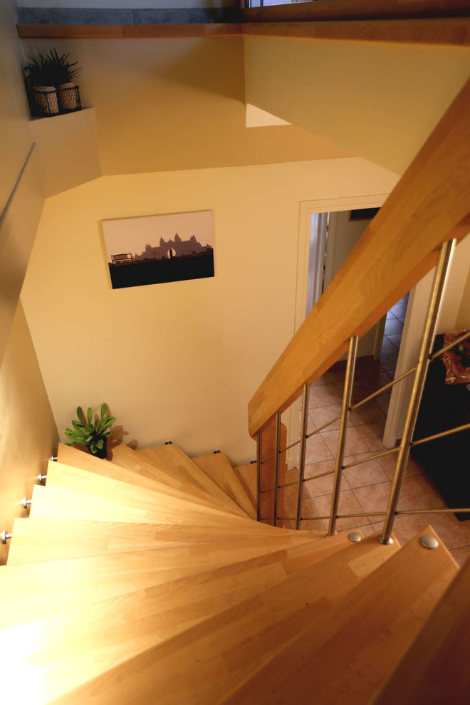 Свежая идея для дизайна: угловая лестница в современном стиле с деревянными ступенями - отличное фото интерьера