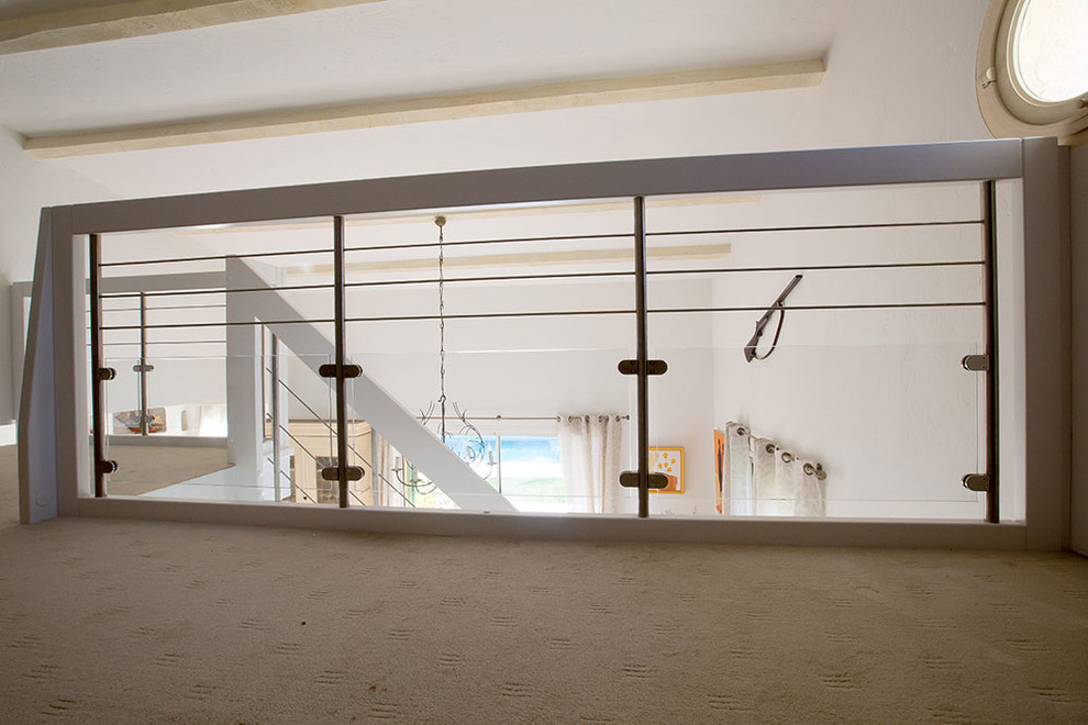 Cette image montre un escalier avec des marches en verre.
