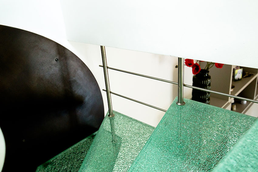 Свежая идея для дизайна: угловая лестница в современном стиле с стеклянными ступенями - отличное фото интерьера