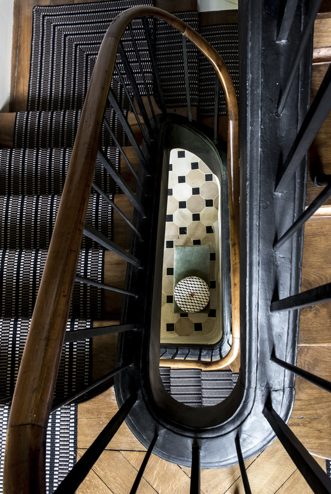 パリにあるエクレクティックスタイルのおしゃれな階段の写真