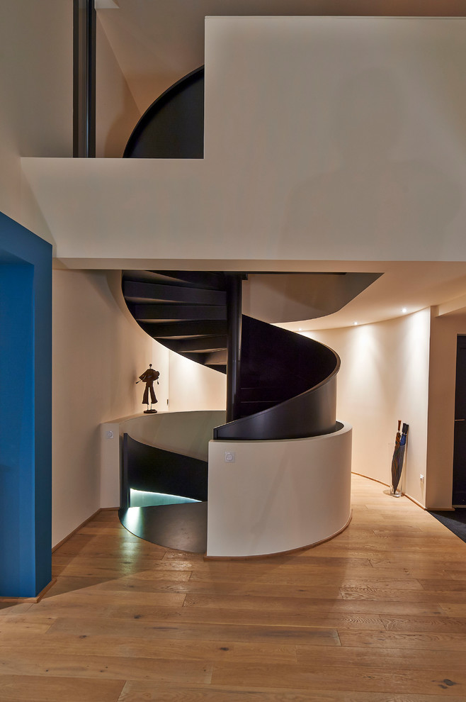 Источник вдохновения для домашнего уюта: винтовая лестница среднего размера в современном стиле с крашенными деревянными ступенями