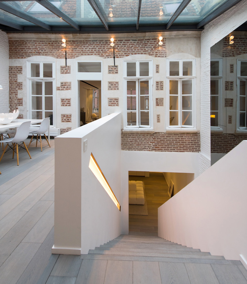 Gerade, Mittelgroße Moderne Holztreppe mit Holz-Setzstufen in Lille