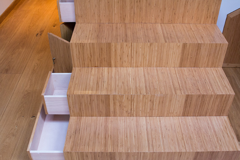 Aménagement d'un petit escalier droit classique avec des marches en bois.