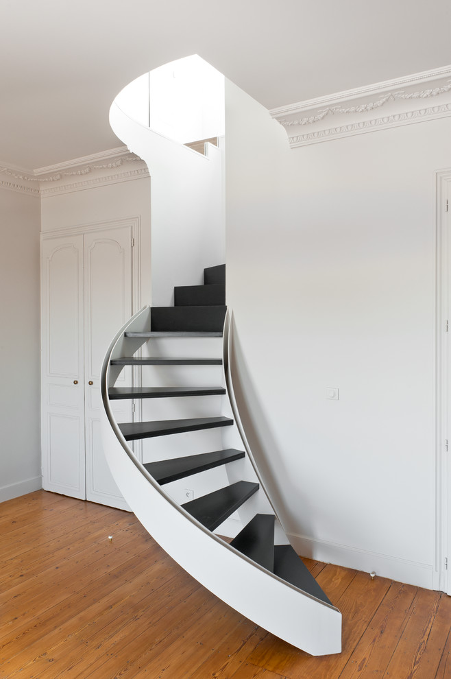 Imagen de escalera curva contemporánea pequeña sin contrahuella con escalones de madera pintada