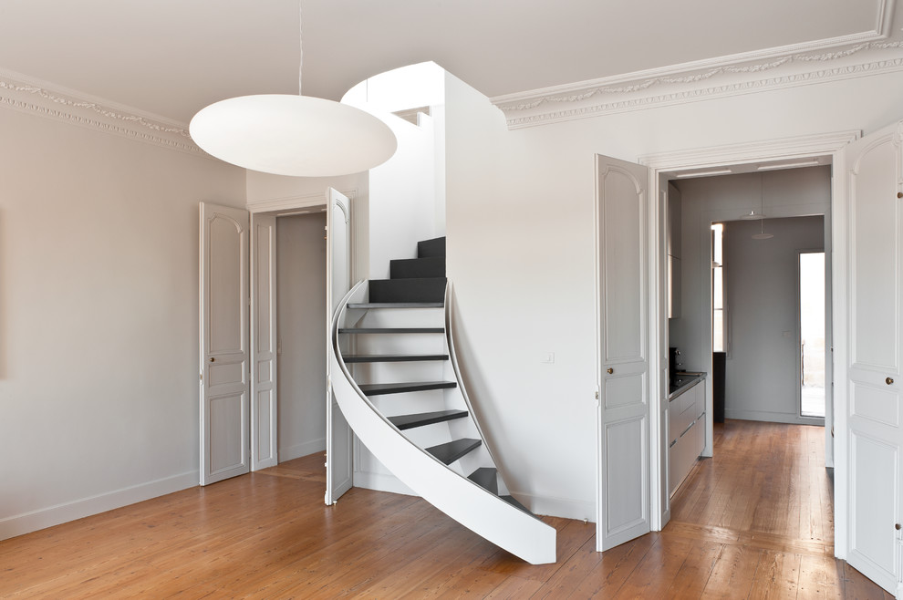 Staircase - contemporary staircase idea in Bordeaux