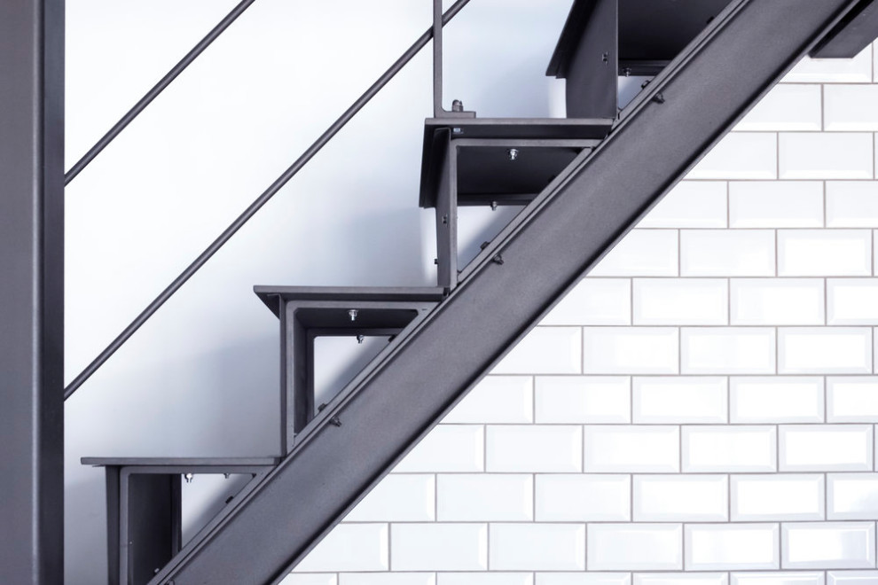 Idée de décoration pour un grand escalier droit design avec des marches en métal, des contremarches en métal et un garde-corps en métal.