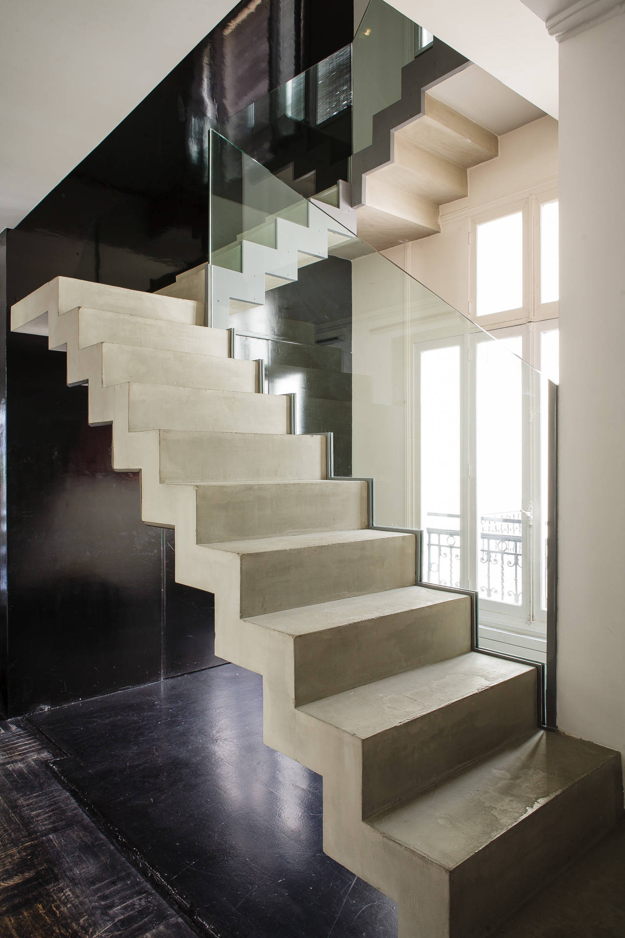 Зеркальная лестница бетонная