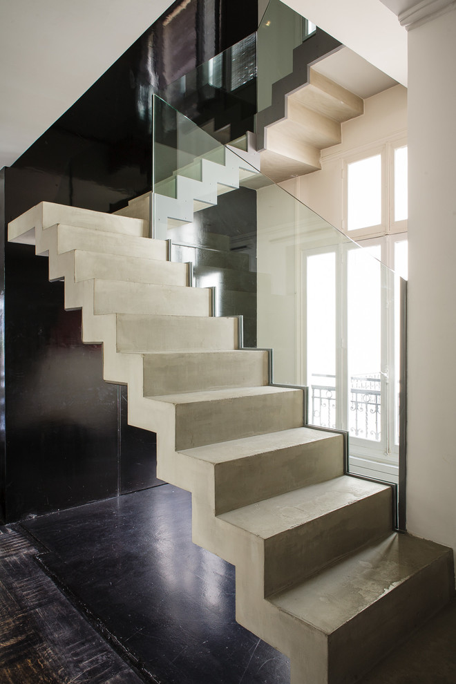 パリにある高級な中くらいなコンテンポラリースタイルのおしゃれな折り返し階段 (コンクリートの蹴込み板) の写真