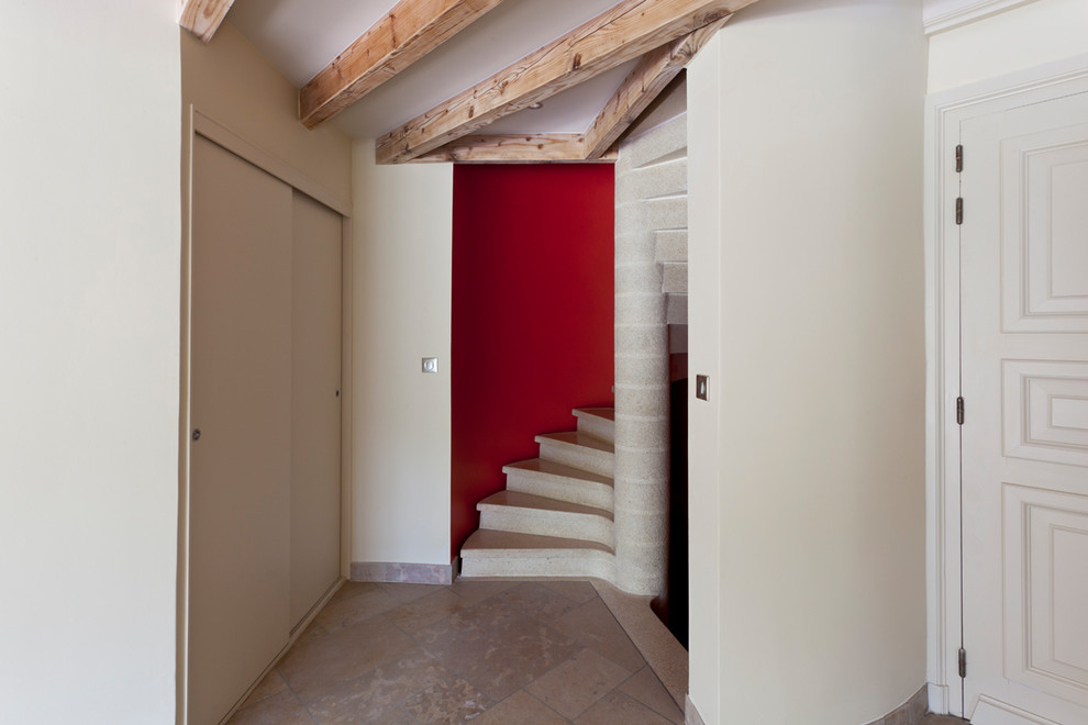 Mittelgroße Moderne Wendeltreppe mit Kalk-Treppenstufen, Kalk-Setzstufen und Mix-Geländer in Lyon