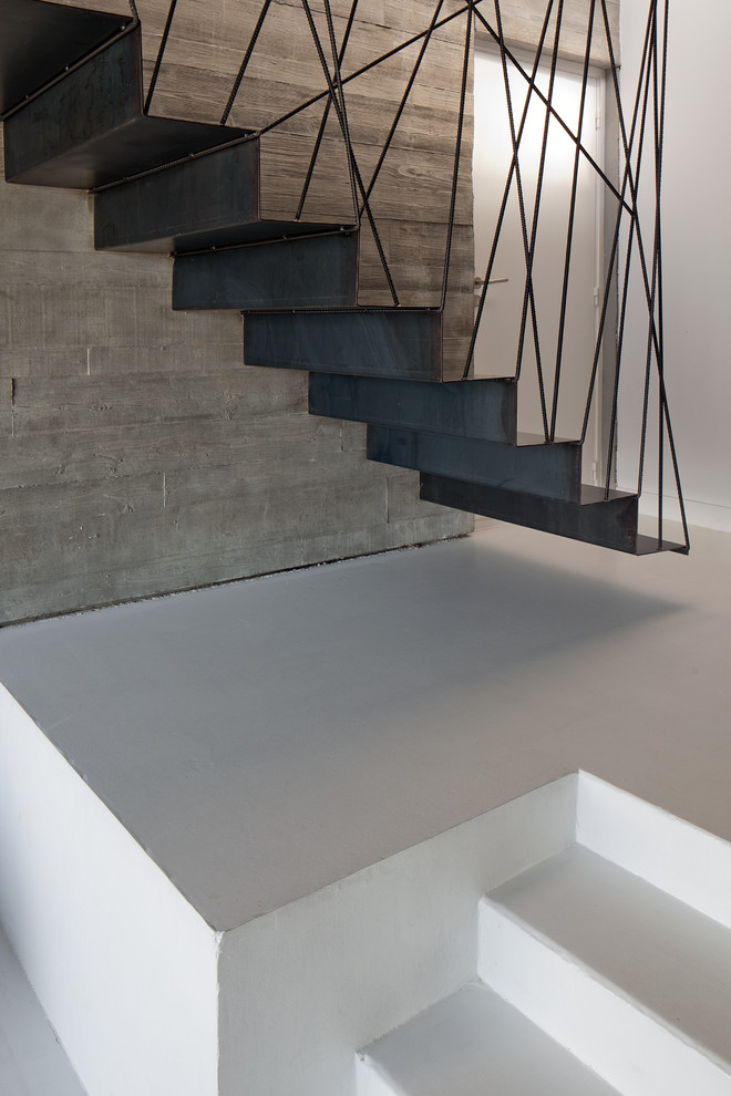 Cette image montre un escalier flottant design de taille moyenne avec des marches en métal et des contremarches en métal.