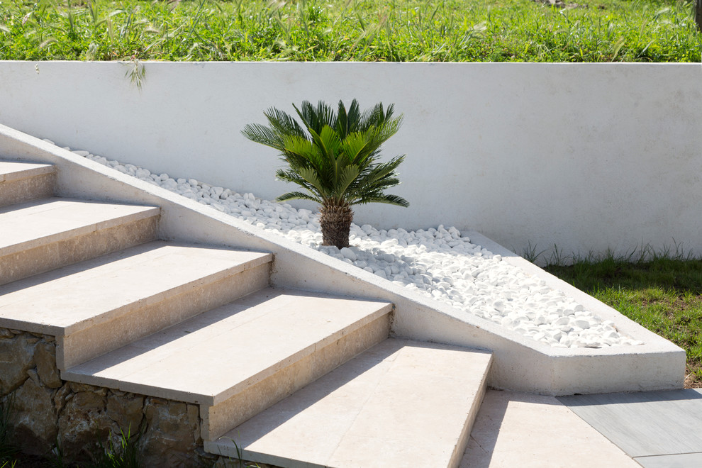 Exemple d'un escalier droit méditerranéen en béton avec des contremarches en béton.